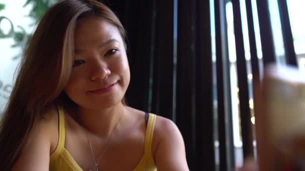 Mulher Asiática Atraente Sentado Café Fazendo Selfie Com Telefone Usando — Vídeo de Stock