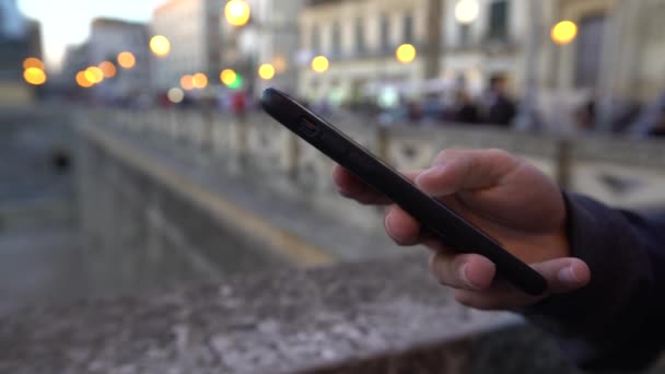 Zbliżenie Białego Człowieka Używającego Smartfona Ulicy Włoskiego Miasta Mężczyzna Trzymać — Wideo stockowe