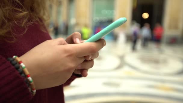 在意大利城市的街上用智能手机接近高加索女人 女性手持和触摸屏幕手机 浏览互联网 检查社交网络 在手机上写文章 — 图库视频影像