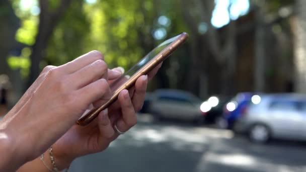 Jeune Femme Asiatique Tapant Sur Téléphone Portable Rue Ville Rome — Video