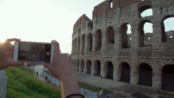 Närbild Turist Kvinna Som Använder Smartphone För Att Bild Vackra — Stockvideo