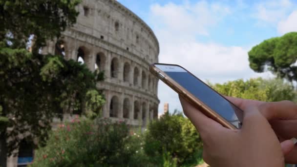 Asian Woman Messaging Smartphone Coliseum Background Girl Having Mobile Phone — Stock Video