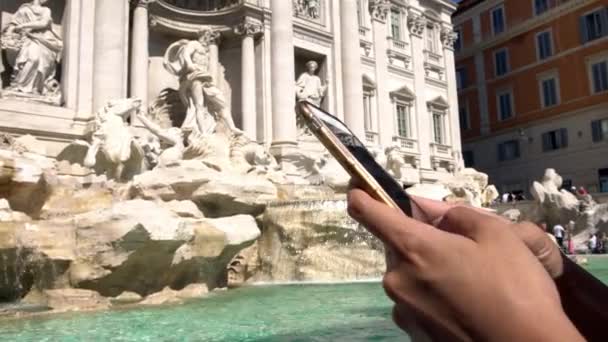 Close Tourist Asian Woman Holding Typing Mobile Phone Famous Landmark — Stock video