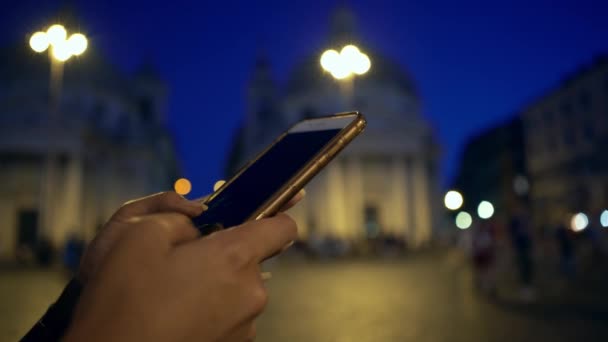 Mujer Asiática Mensajería Teléfono Inteligente Piazza Popolo Por Noche Chica — Vídeos de Stock