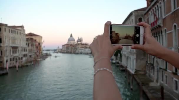 Zbliżenie Turystki Korzystającej Smartfona Zrobienia Zdjęcia Pięknej Bazyliki Santa Maria — Wideo stockowe