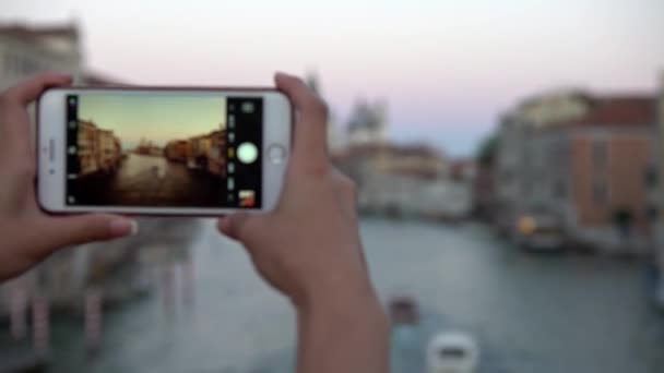 Primer Plano Una Mujer Turista Usando Smartphone Para Tomar Una — Vídeo de stock