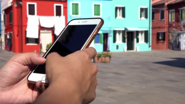 Primer Plano Manos Asiáticas Usando Smartphone Calle Isla Burano Con — Vídeos de Stock