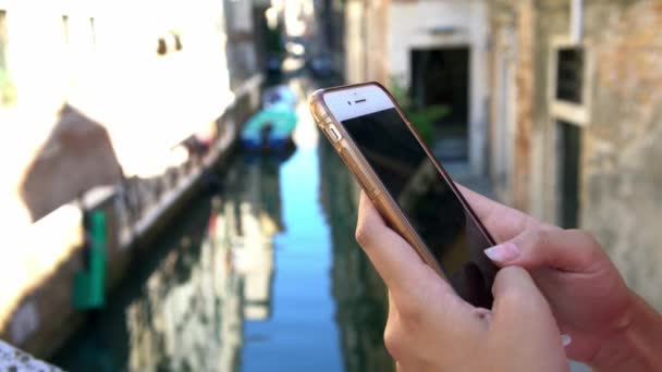 Nahaufnahme Asiatischer Hände Mit Smartphone Der Straße Von Venedig Mit — Stockvideo