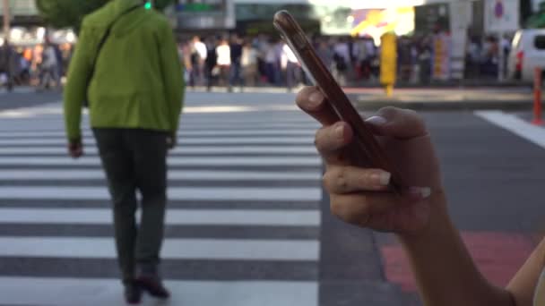 Aziatische Jonge Vrouw Stoppen Straat Controleert Haar Telefoon Met Menigte — Stockvideo