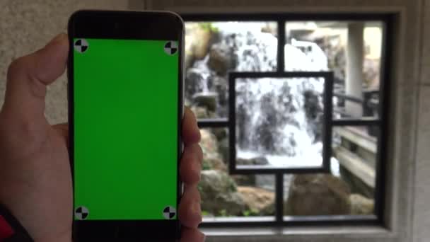 Кавказский Человек Показать Зеленый Экран Телефона Красивом Китайском Саду Дизайн — стоковое видео