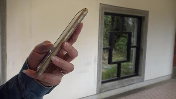 Asiatisk Kvinna Använder Mobiltelefon Gatan Med Bakgrund Fönster Traditionella Kinesiska — Stockvideo