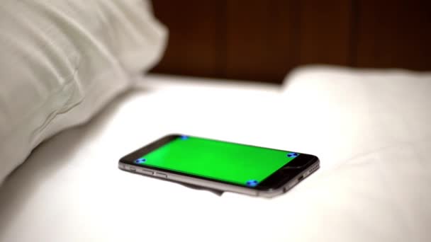Yeşil Ekran Telefon Bir Otel Odasında Beyaz Çarşaflı Çift Yatak — Stok video