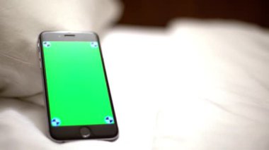 4K, Yeşil Ekran Telefon Bir Otel Odasında Beyaz Çarşaflı Çift Yatak - Dan