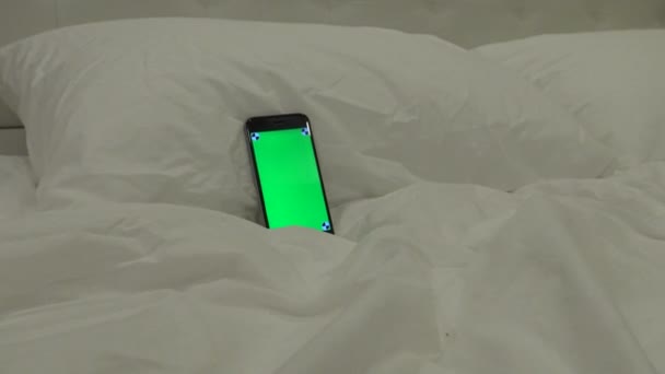 Green Screen Téléphone Sur Lit Double Avec Draps Blancs Dans — Video