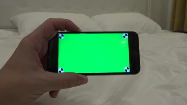 Homem Caucasiano Mostrar Telefone Tela Verde Com Uma Cama Com — Vídeo de Stock