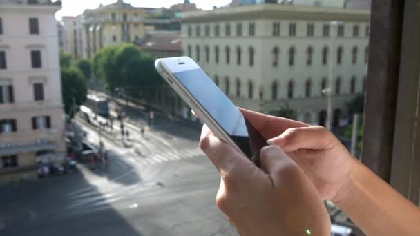 Turista Chica Pie Ventana Uso Teléfono Móvil Para Navegar Por — Vídeos de Stock