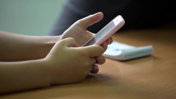 Closeup Jovens Estudantes Estão Lendo Texto Telefone Crianças Olhando Tela — Vídeo de Stock