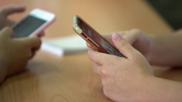Primeros Planos Jóvenes Estudiantes Están Leyendo Texto Por Teléfono Niños — Vídeo de stock