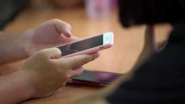 Zbliżenie Młodzi Studenci Czytają Sms Przez Telefon Dzieci Patrzące Ekran — Wideo stockowe