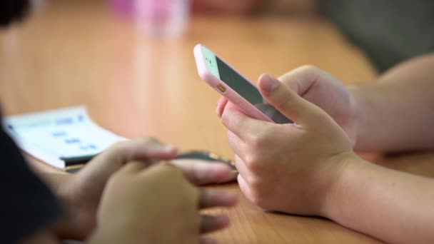 Primeros Planos Jóvenes Estudiantes Están Leyendo Texto Por Teléfono Niños — Vídeo de stock