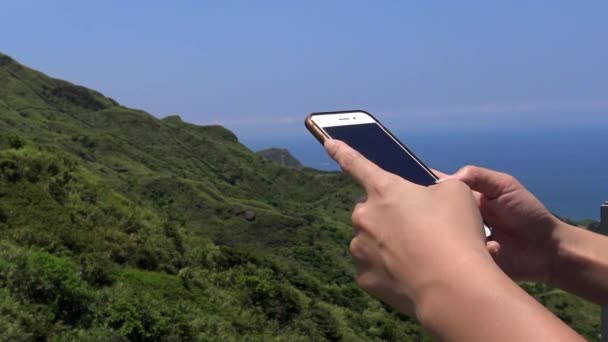 Close Asiatica Mani Donna Utilizzando Uno Smartphone Montagna Beutiful Con — Video Stock