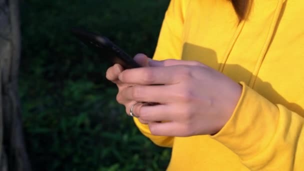 Close Asian Hands Woman Using Smartphone Beutiful Park Trees Background — Stock Video