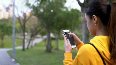4K, Taipei 'de ağaçlarla kaplı güzel bir parkta akıllı telefon kullanan Asyalı kadının yakın çekimi. Kız turistler seyahat eder, telefon kullanır ve Tayvan 'da mesaj yazar. Cep telefonu olan kişi.