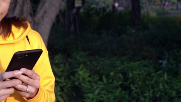 Закрийте Азійську Жінку Використовуючи Смартфон Парку Деревами Тайбеї Дівчинка Подорожує — стокове відео