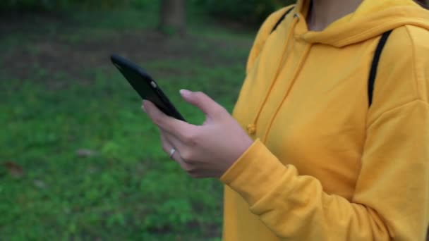 亚洲女人在公园里散步 在台北用智能手机 女孩旅游和使用手机上网 检查社交网络 并在台湾花园写文章 — 图库视频影像