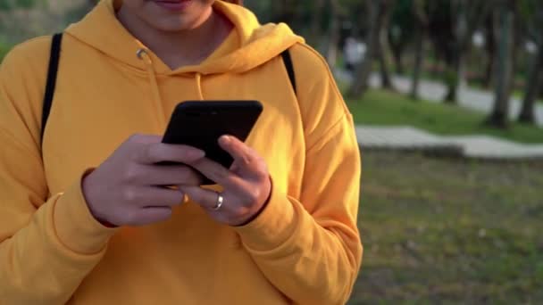 亚洲女人在公园里散步 在台北用智能手机 女孩旅游和使用手机上网 检查社交网络 并在台湾花园写文章 — 图库视频影像