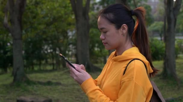 Счастливая Азиатка Прогуляться Парке Использовать Смартфон Тайбэе Девушка Улыбается Время — стоковое видео