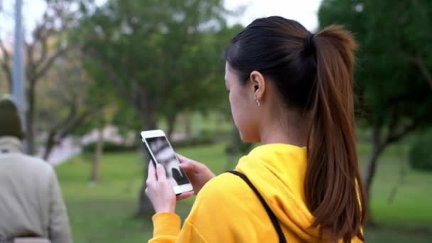 Aziatische Vrouw Maken Een Wandeling Het Park Met Behulp Van — Stockvideo