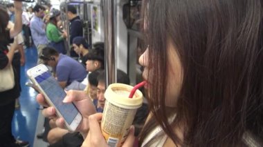 Seul, Güney Kore-12 Eylül 2015: 4K Asyalı kadın metroda akıllı telefon kullanarak Seul metro haritalarını çaldı, Kore-Dan durağına varmayı beklerken