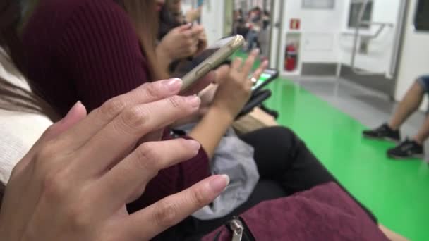 Азиатская Молодая Женщина Сидит Поезде Проверяет Свой Телефон Увидеть Фотографии — стоковое видео