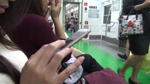 韩国首尔 2015年9月12日 4K亚洲女青年坐在火车上检查她的手机 看她在社交网络上挂起的图片 等待到达她在韩国的车站 — 图库视频影像