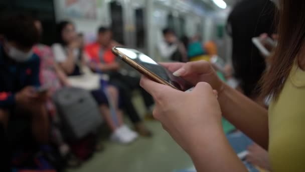 Vrouw Wachten Trein Een Goed Moment Wat Werk Gedaan Krijgen — Stockvideo