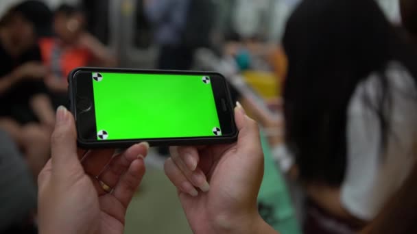 Close Aziatische Vrouw Laat Het Groene Scherm Zien Trein Smartphone — Stockvideo