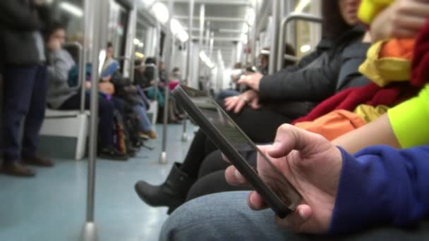 캅카스 젊은이는 기차에 자신의 핸드폰을 확인하고 친구들 메시지를 네트워크를 바르셀로나 — 비디오