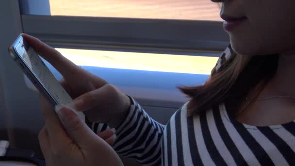 Ασιάτισσα Που Ταξιδεύει Τρένο Είναι Μια Καλή Στιγμή Για Πάρει — Αρχείο Βίντεο
