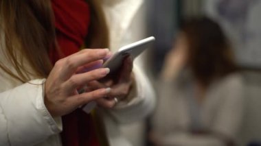 4K, Asyalı kadın Paris 'te metroda akıllı telefon kullanıyor. Metro 'da bir kız oynar ve cep telefonuna dokunur. İnternette sörf yapıyor, cep telefonundaki sosyal ağları kontrol ediyor. Tren istasyonu platformu Fransa-Dan