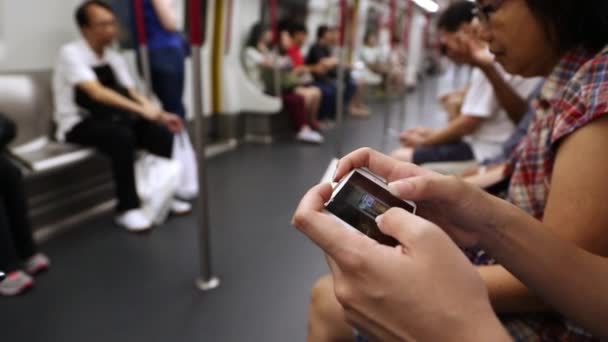 Kowloon Hong Kong Junio 2016 Mujer Asiática Usando Smartphone Metro — Vídeo de stock