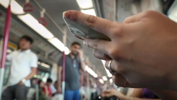 Mujer Esperar Tren Buen Momento Para Hacer Poco Trabajo Dispositivo — Vídeos de Stock