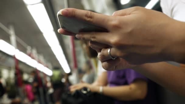 Asiática Joven Mujer Sentarse Tren Comprueba Teléfono Escribir Sms Texto — Vídeos de Stock