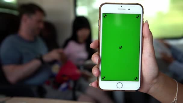 在意大利 亚洲年轻女子坐在火车上 展示一个模拟绿色荧幕电话 用智能手机做广告 女性手牵着手机 生活方式和交通工具 — 图库视频影像