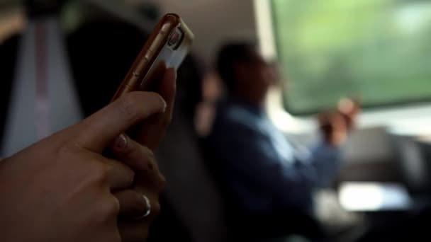 亚洲年轻女子坐在火车上 用智能手机 女性手牵着手机上网 检查社交网络 拿着手机的人生活方式概念 — 图库视频影像