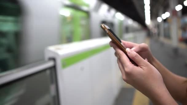 Mladá Asijská Žena Pomocí Smartphonu Aktivní Platformě Metra Jak Vlak — Stock video