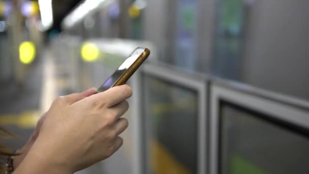 Genç Asyalı Kadın Aktif Metro Platformunda Akıllı Telefon Kullanıyor Tren — Stok video