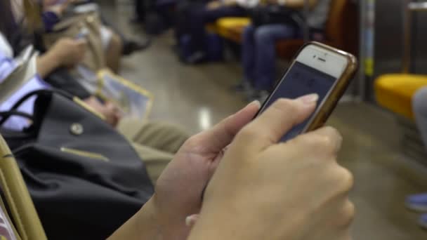 Mujer Joven Asiática Sienta Metro Comprueba Teléfono Inteligente Escribir Mensajes — Vídeo de stock
