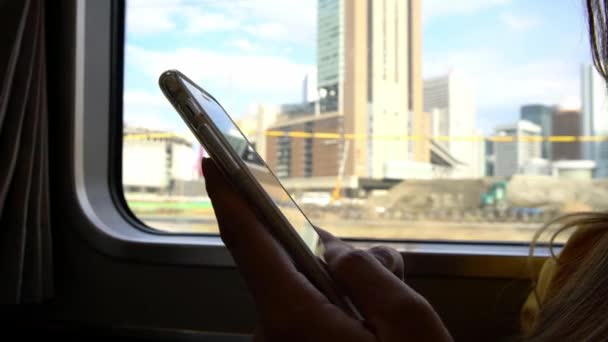 Aziatische Jonge Vrouw Zitten Een Trein Controleert Haar Telefoon Het — Stockvideo