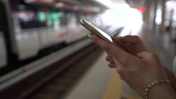 Νεαρή Ασιάτισσα Που Χρησιμοποιεί Smartphone Στην Ενεργή Πλατφόρμα Του Μετρό — Αρχείο Βίντεο